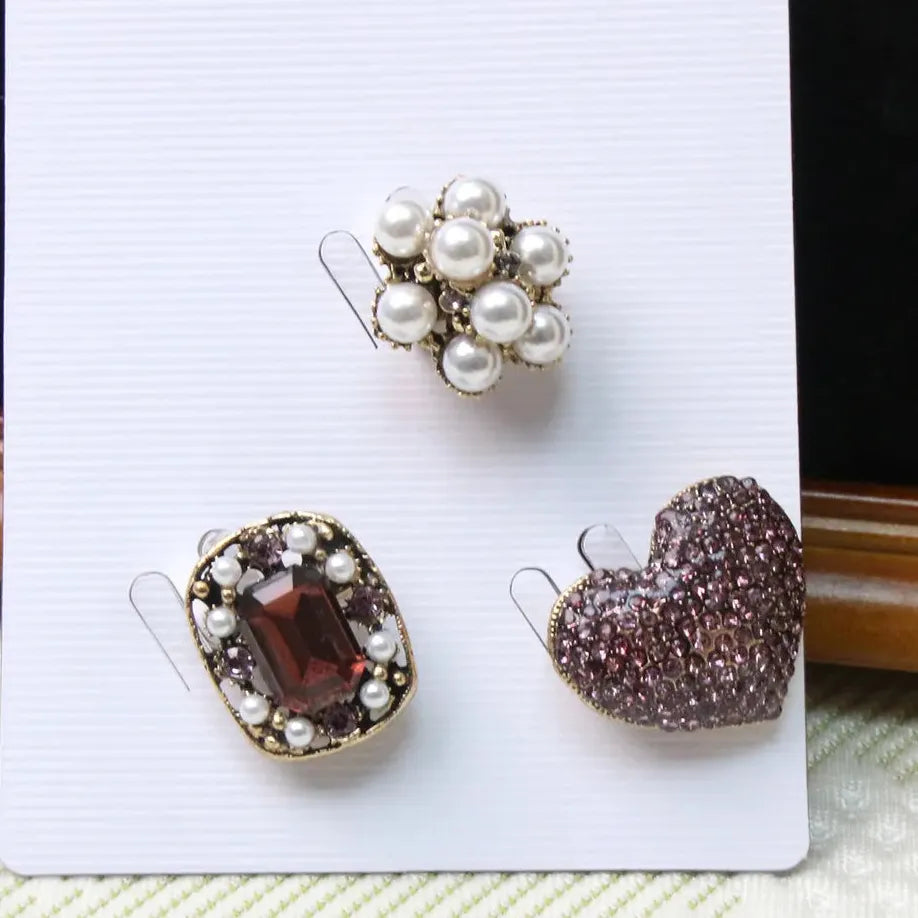 Classic Heart-Shaped Brooch Set for Men and Women – Elegant Fashion Accessory