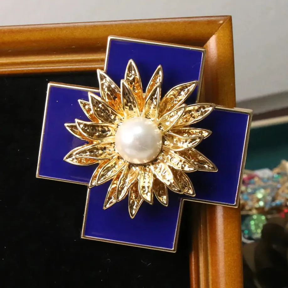 Luxury Floral Cross Brooch for Men and Women Elegant Gift Accessory