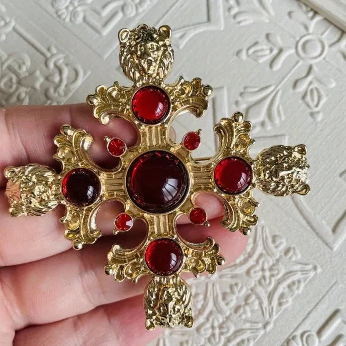 Vintage Gold-Plated Lion Head Rhinestone Brooch Pin for Women Accessories