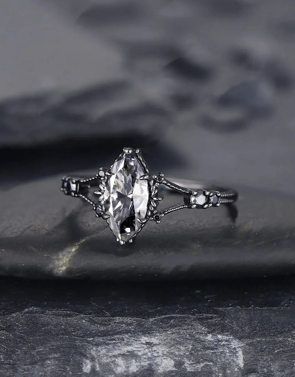 Luxury Retro Gun Plated Black Zinc Alloy Ring with Micro Set Zircon for Women