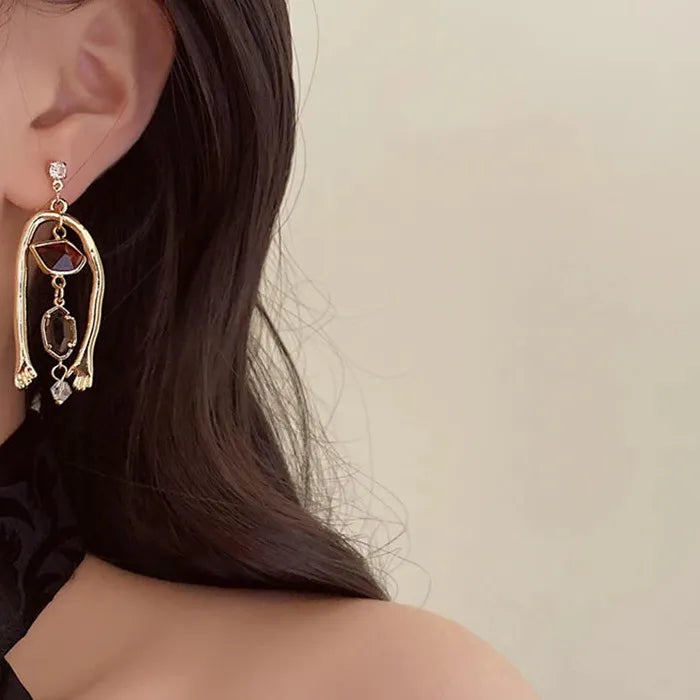2025 French Retro Abstract Female Fashion Zinc Alloy Earrings