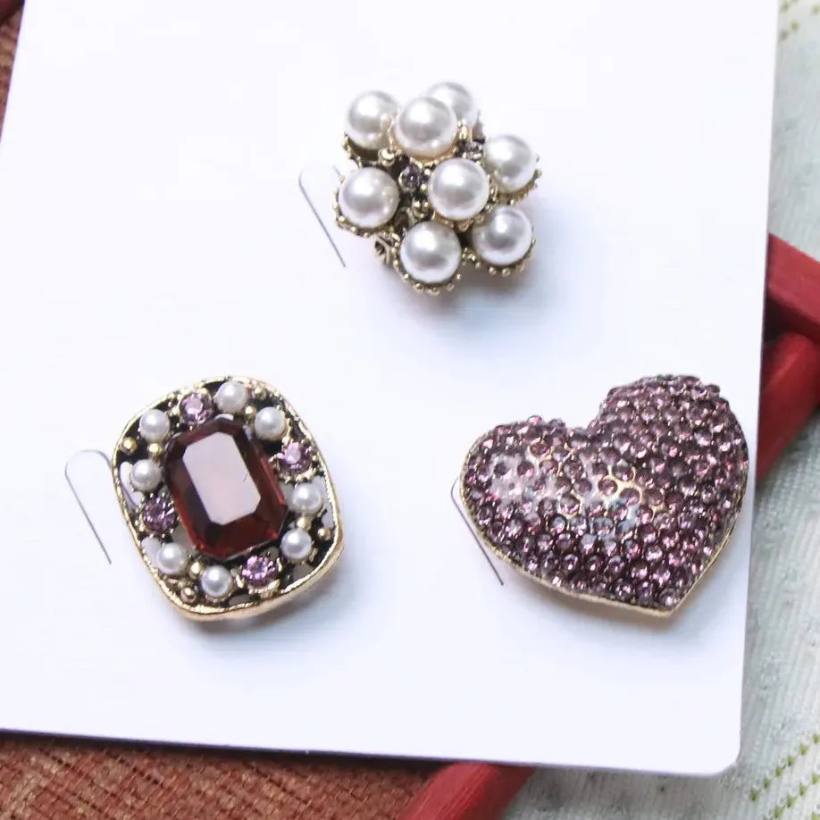Classic Heart-Shaped Brooch Set for Men and Women – Elegant Fashion Accessory