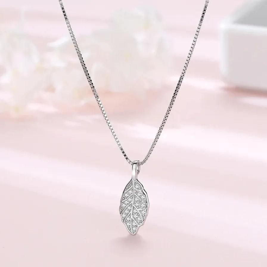 Feather Pendant Zinc Alloy Necklace for Women Elegant Choker Chain