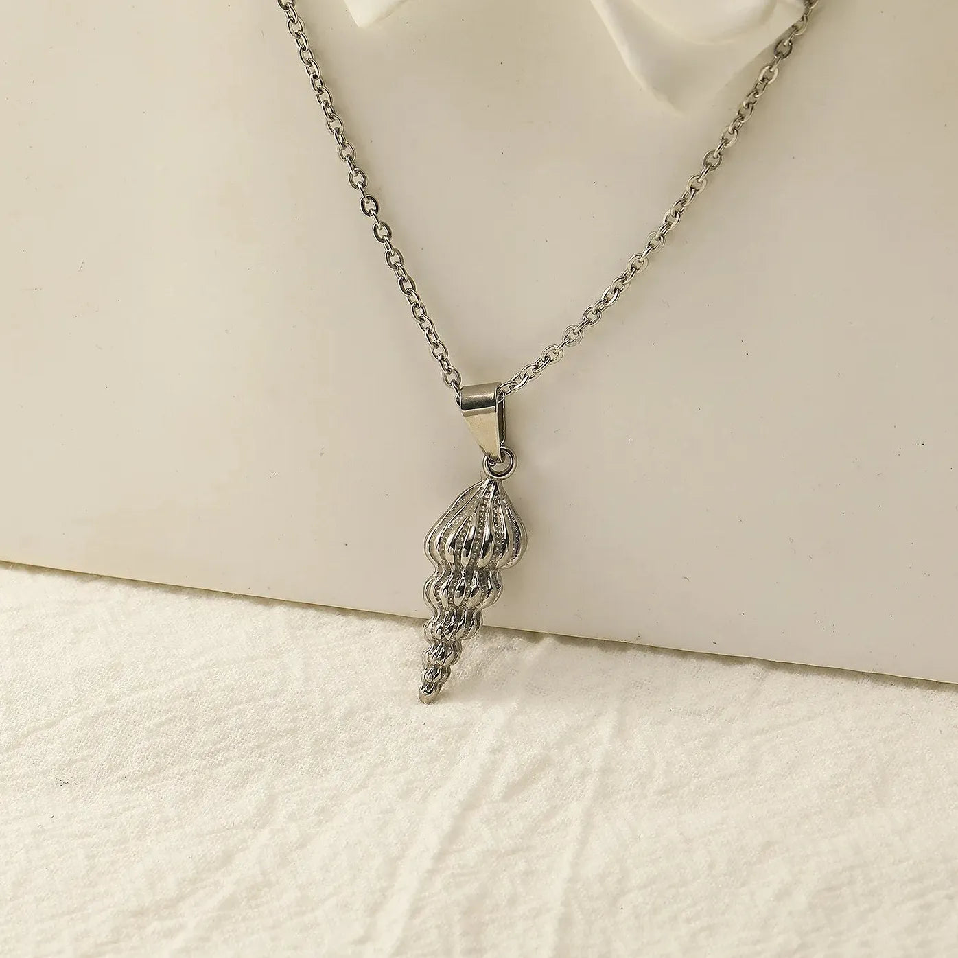 Stainless Steel Ribbed Small Conch Pendant Necklace for Women Girls Hypoallergenic Waterproof Chunky Chain Choker