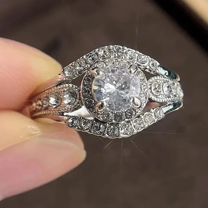 Shiny Synthetic Gemstone Ring Zinc Alloy Fashionable Luxurious Engagement Ring