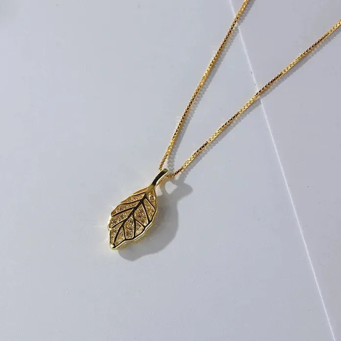 Feather Pendant Zinc Alloy Necklace for Women Elegant Choker Chain