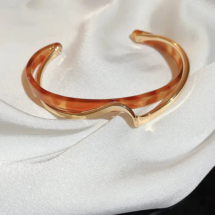 Geometric C-Shaped Copper Alloy Bangle Women’s White Shell Bracelet Gift