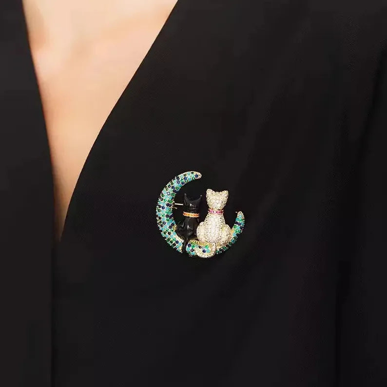Luxury Cat Brooch for Men and Women Elegant Gift Accessory