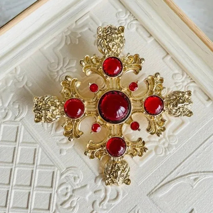 Vintage Gold-Plated Lion Head Rhinestone Brooch Pin for Women Accessories