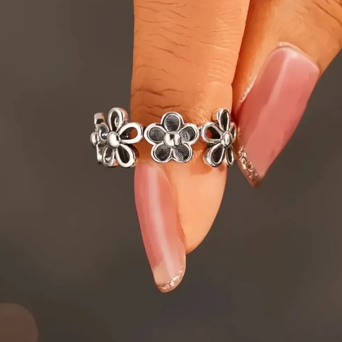 Women’s Black Hollowed-Out Flower Zinc Alloy Ring Trendy Party Jewelry