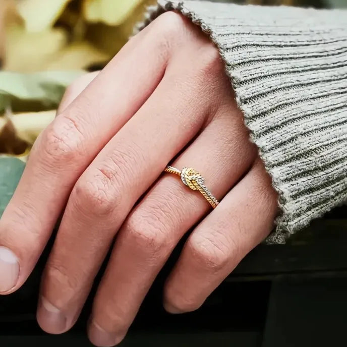 Two-Tone Twisted Brass Ring for Women, Geometric Lines, Daily Wear Jewelry
