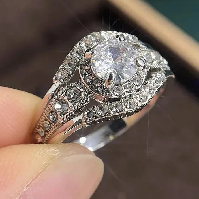 Shiny Synthetic Gemstone Ring Zinc Alloy Fashionable Luxurious Engagement Ring