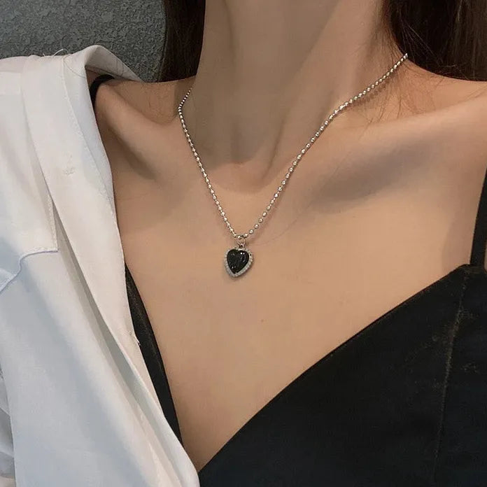 Kpop Black Heart Pendant Necklace Zinc Alloy Short Chain for Women