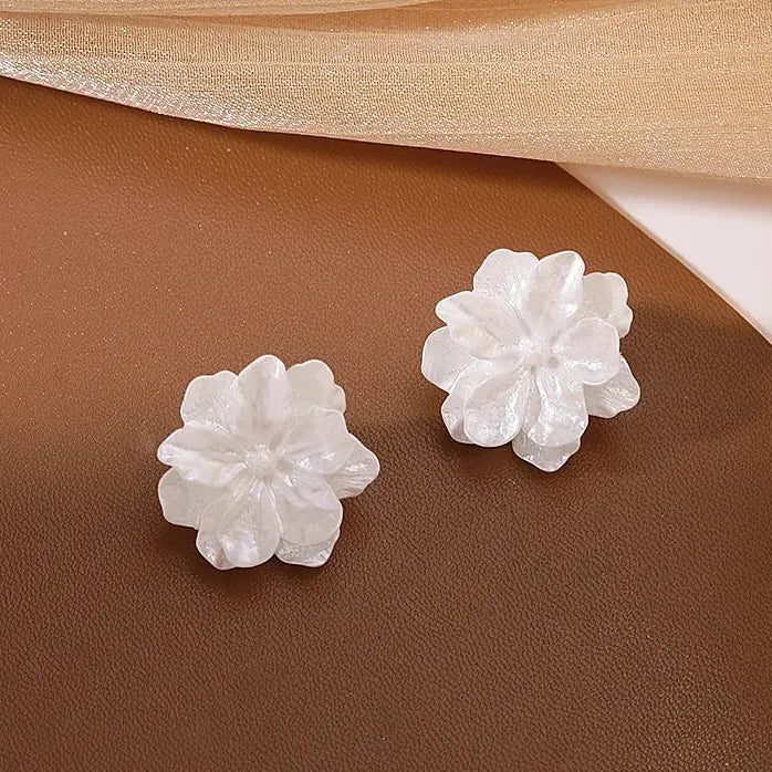 White Flower Acrylic Stud Earrings for Women Japanese Floral Jewelry 2023