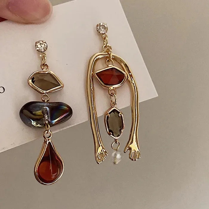 2025 French Retro Abstract Female Fashion Zinc Alloy Earrings