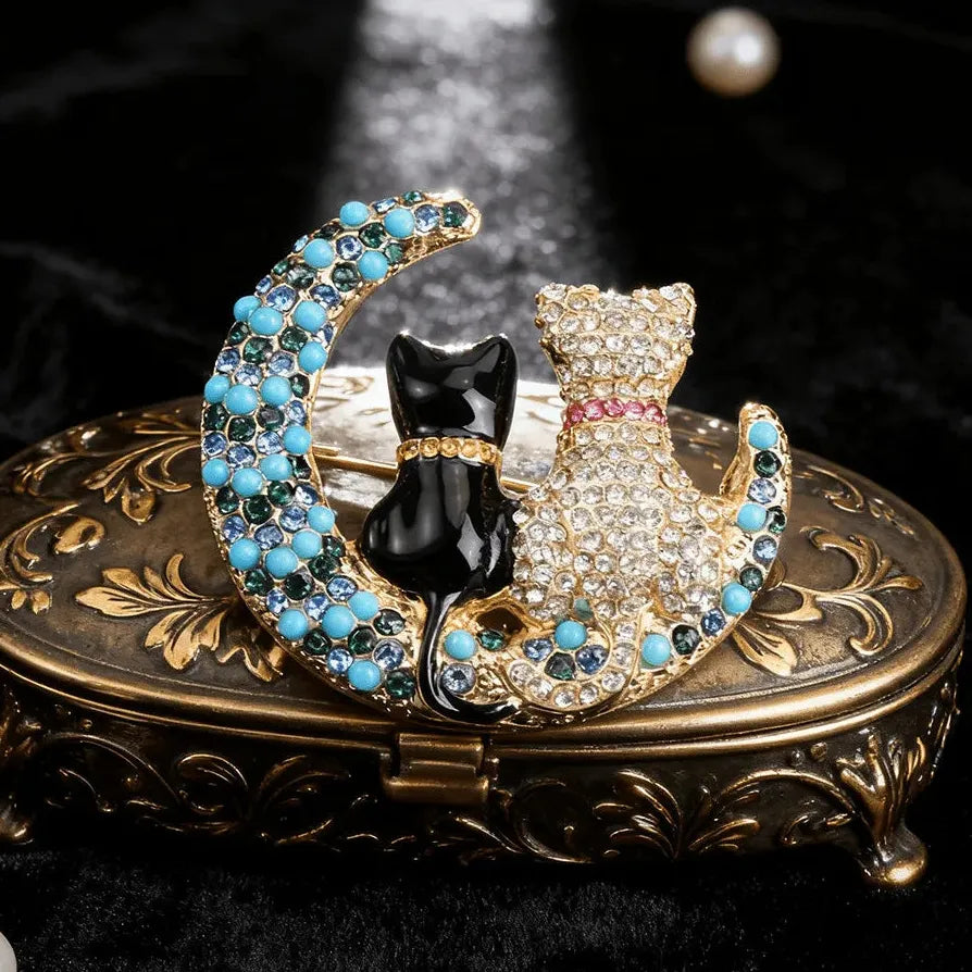 Luxury Cat Brooch for Men and Women Elegant Gift Accessory