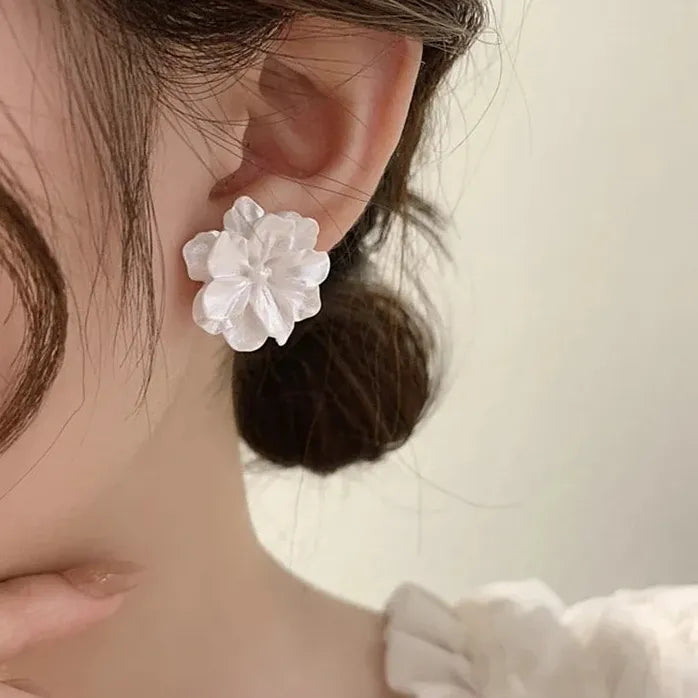 White Flower Acrylic Stud Earrings for Women Japanese Floral Jewelry 2023