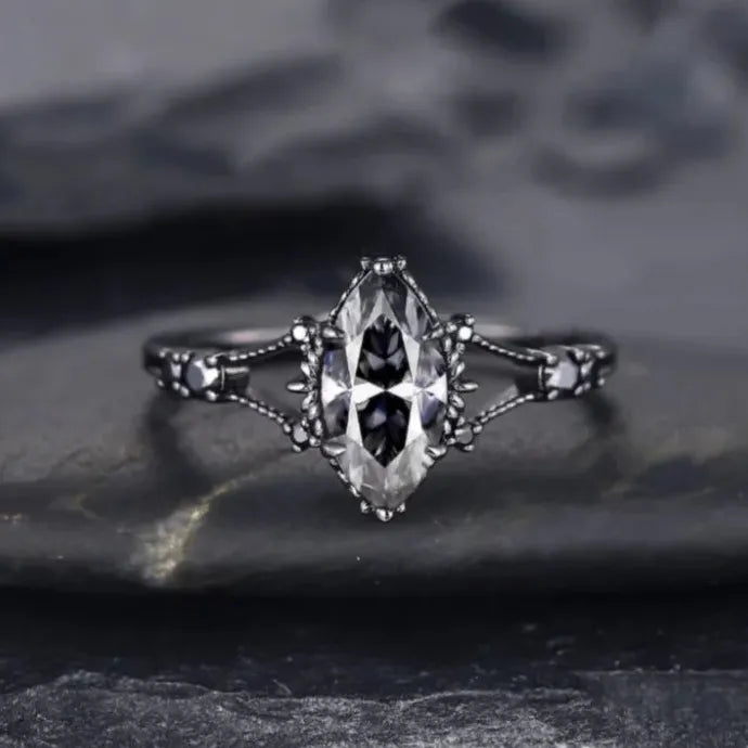 Luxury Retro Gun Plated Black Zinc Alloy Ring with Micro Set Zircon for Women
