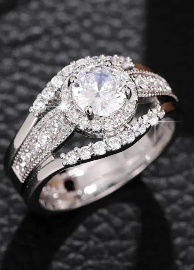 Shiny Synthetic Gemstone Ring Zinc Alloy Fashionable Luxurious Engagement Ring