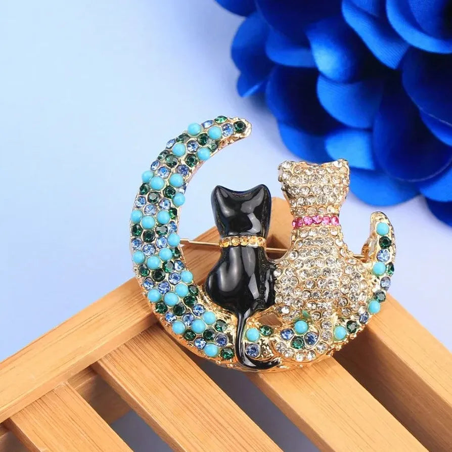 Luxury Cat Brooch for Men and Women Elegant Gift Accessory