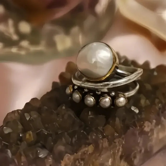 Vintage Two-Tone Metal Ring with Imitation Pearl Geometric Prong Design