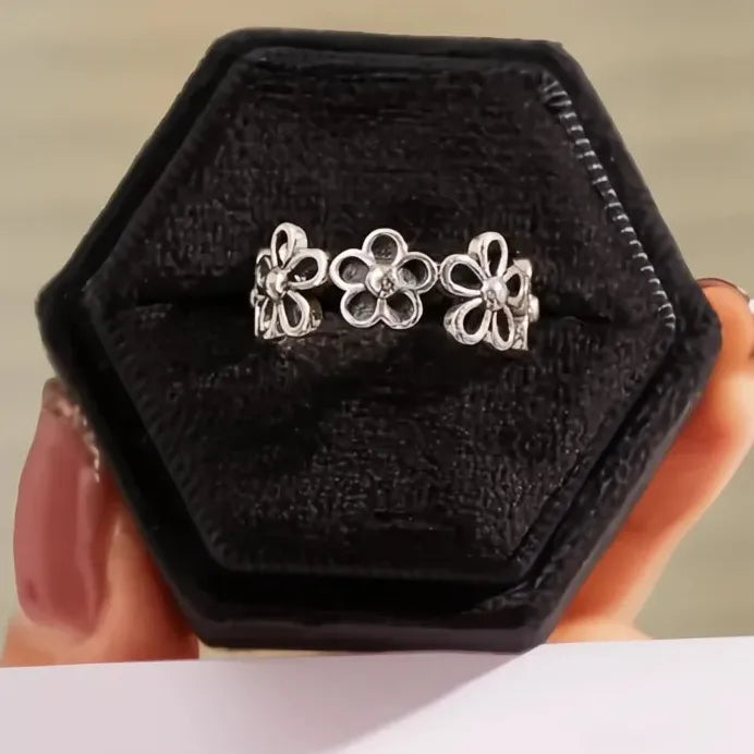 Women’s Black Hollowed-Out Flower Zinc Alloy Ring Trendy Party Jewelry