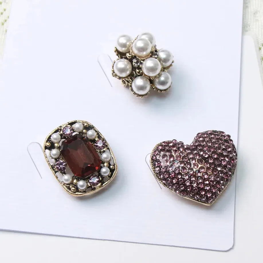 Classic Heart-Shaped Brooch Set for Men and Women – Elegant Fashion Accessory
