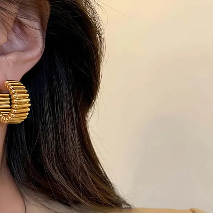 Modern Gold Metal Twisted Circle Hoop Earrings 2024 Trend Jewelry for Women