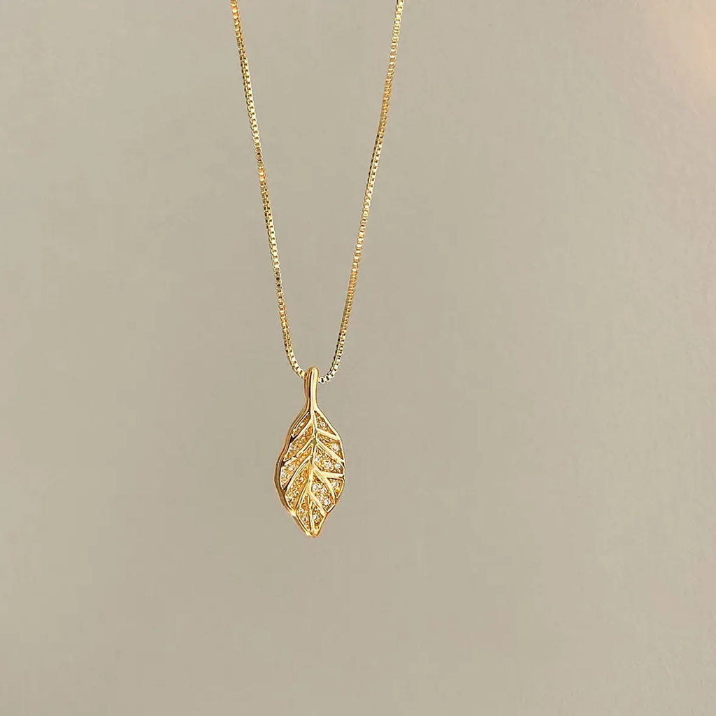 Feather Pendant Zinc Alloy Necklace for Women Elegant Choker Chain