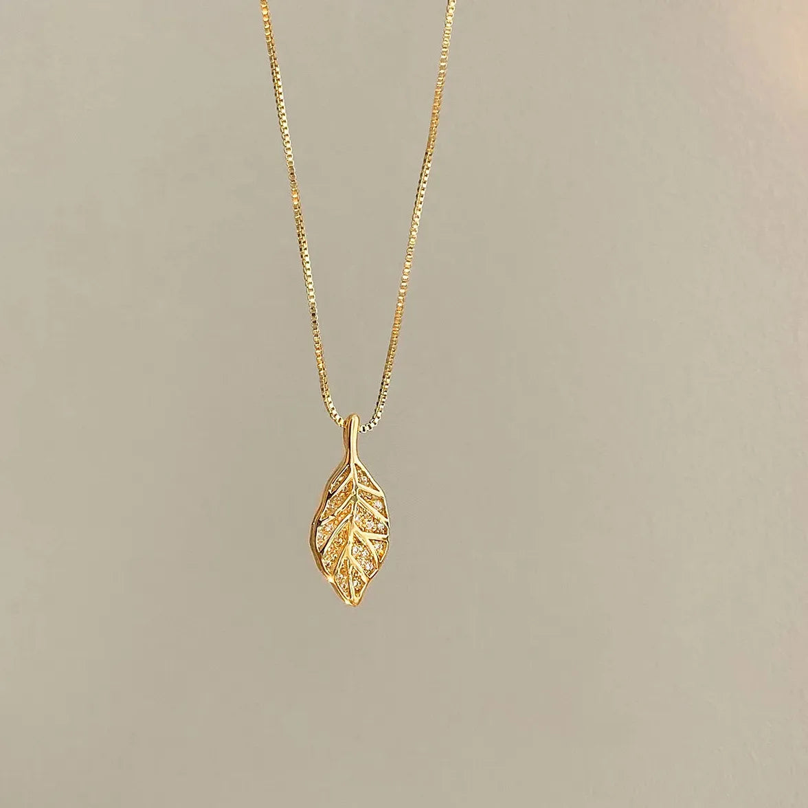 Feather Pendant Zinc Alloy Necklace for Women Elegant Choker Chain