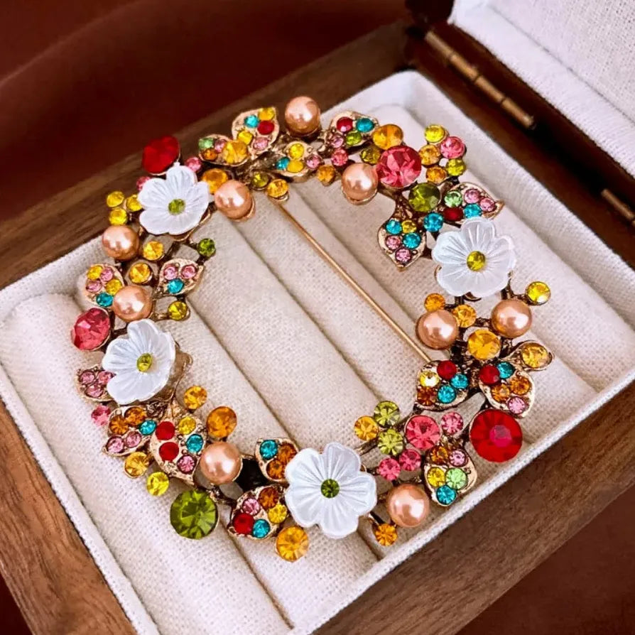 Rhinestone Flower Brooch for Women Elegant Retro Fashion Accessory