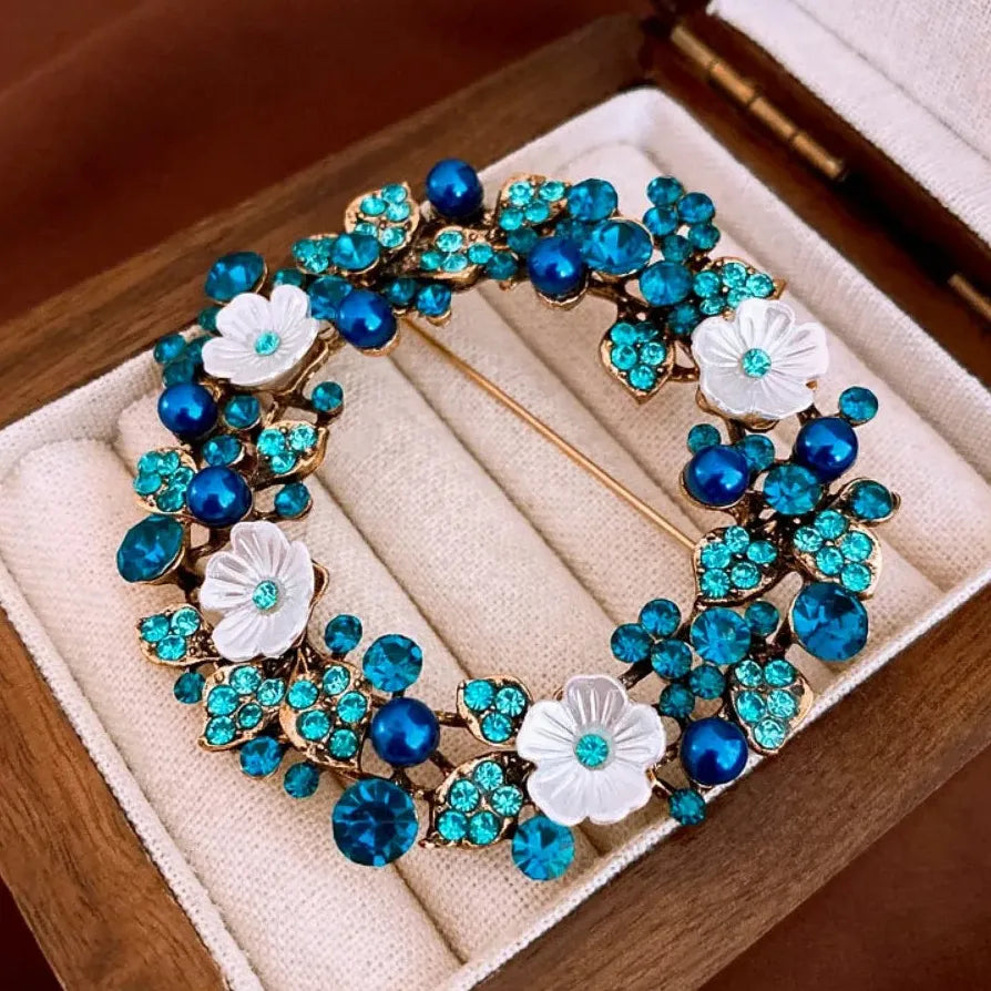 Rhinestone Flower Brooch for Women Elegant Retro Fashion Accessory