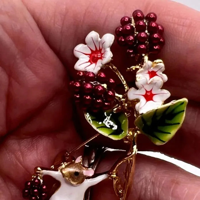 Chipmunk Cranberry Squirrel Brooch Corsage for Women Stylish Accessory