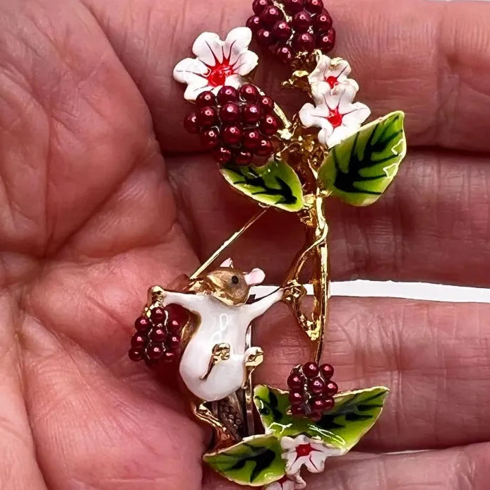 Chipmunk Cranberry Squirrel Brooch Corsage for Women Stylish Accessory