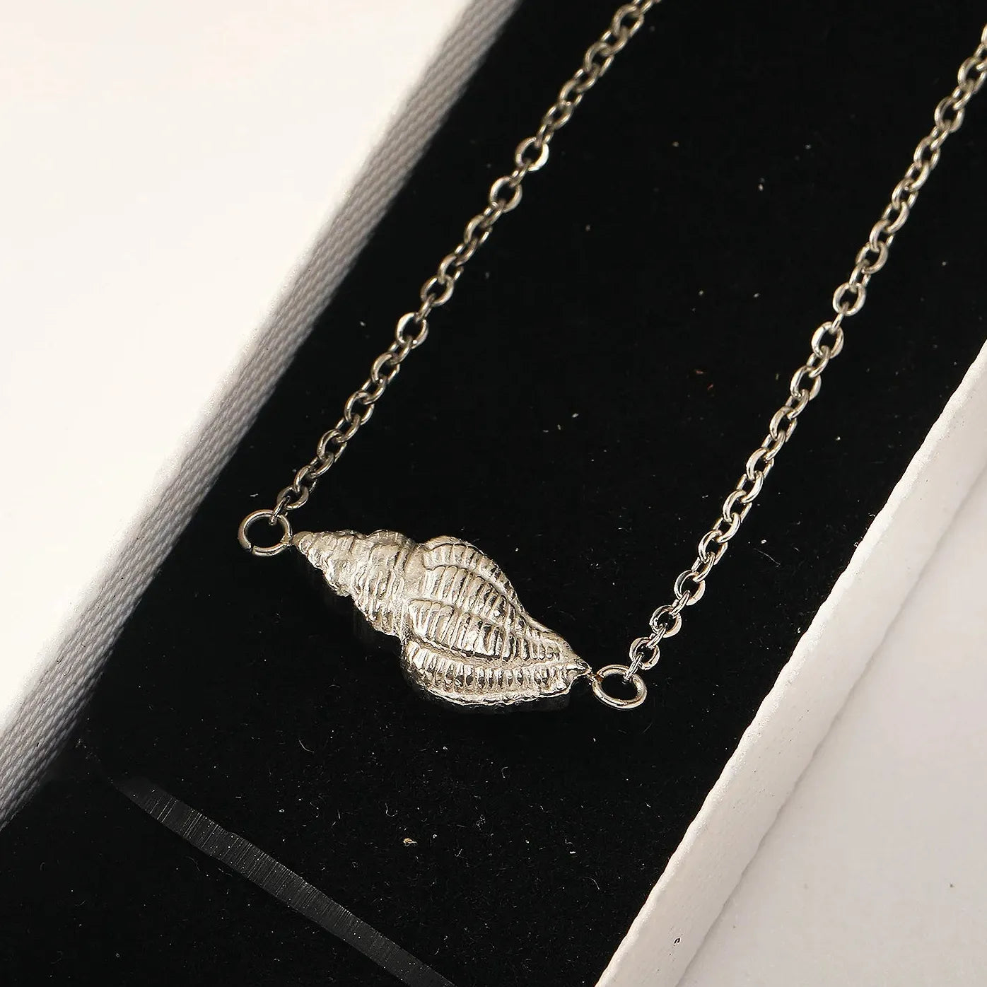 18K Gold Plated Stainless Steel Geometric Conch Pendant Necklace Women Hypoallergenic
