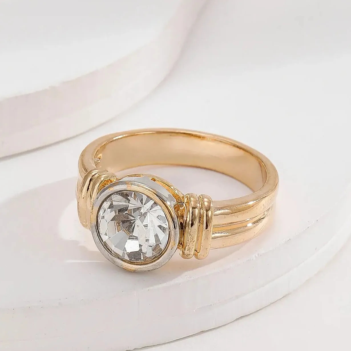 Two-Color Electroplated Round Rhinestone Ring for Women Zinc Alloy Jewelry