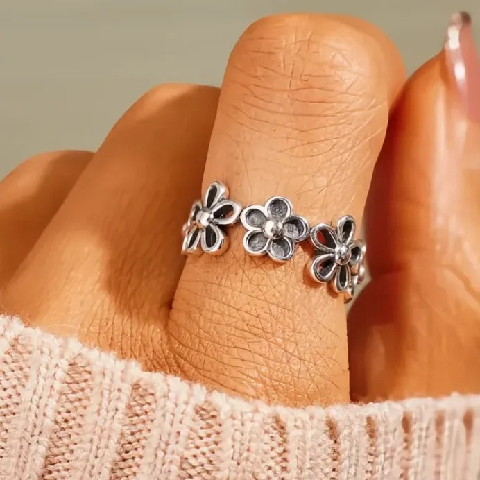 Women’s Black Hollowed-Out Flower Zinc Alloy Ring Trendy Party Jewelry