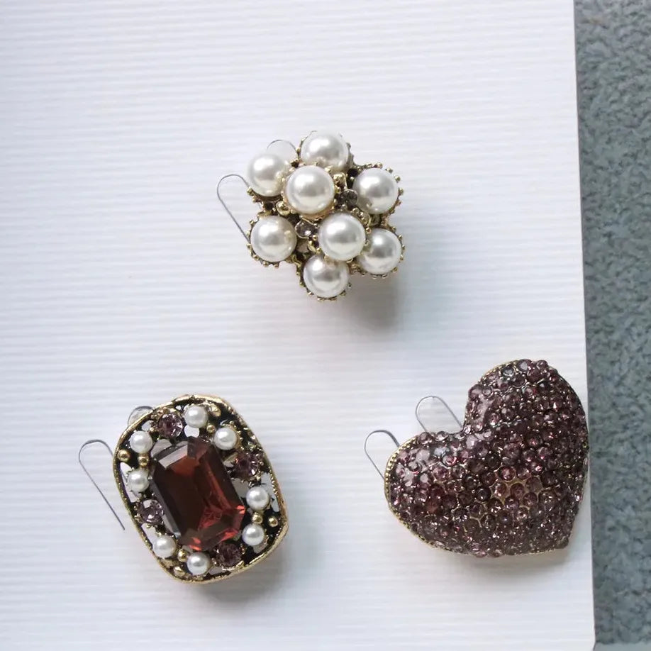 Classic Heart-Shaped Brooch Set for Men and Women – Elegant Fashion Accessory
