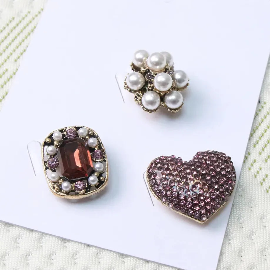 Classic Heart-Shaped Brooch Set for Men and Women – Elegant Fashion Accessory