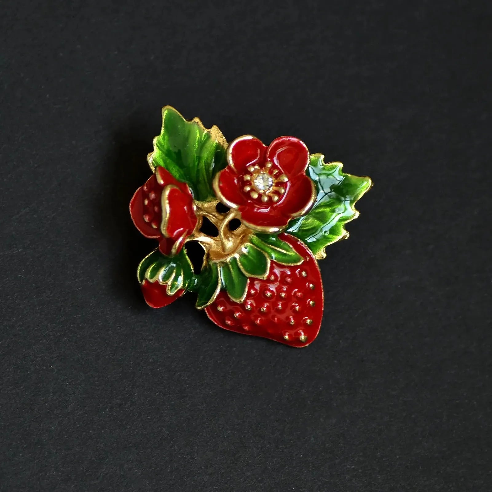 Luxury Strawberry Brooch Elegant Classic Jewelry Gift for Men Women