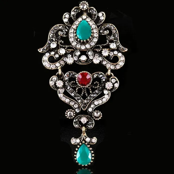 Elegant Geometric Hollow Heart Brooch for Women – Stylish Accessory