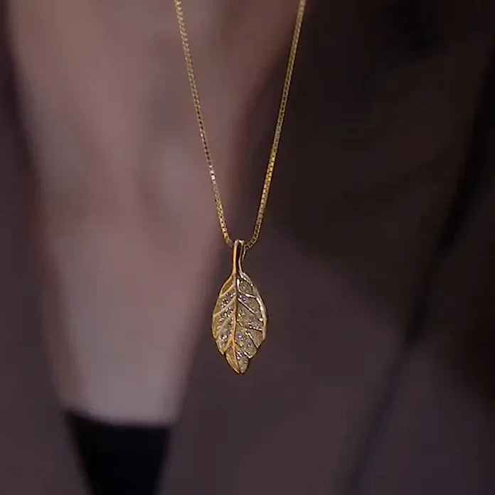 Feather Pendant Zinc Alloy Necklace for Women Elegant Choker Chain