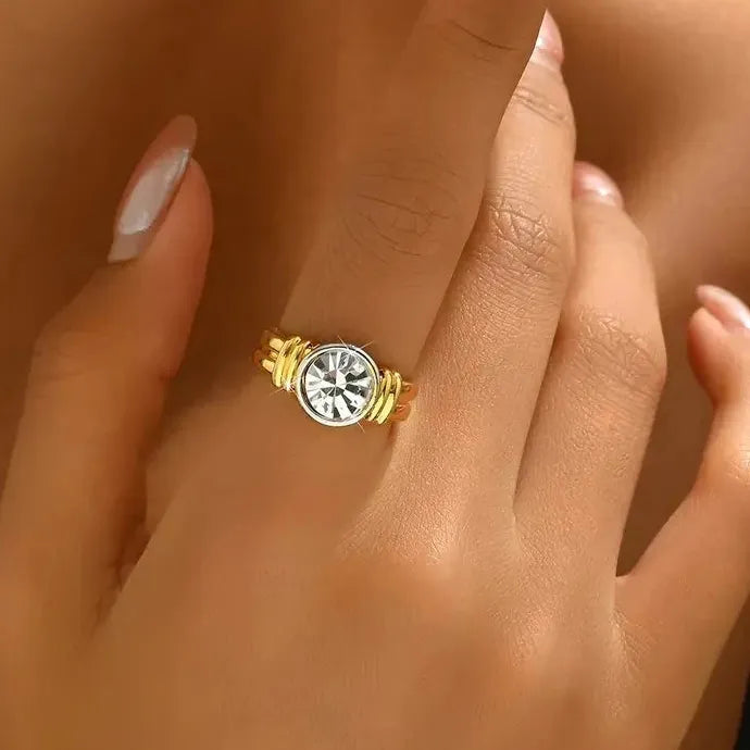 Two-Color Electroplated Round Rhinestone Ring for Women Zinc Alloy Jewelry