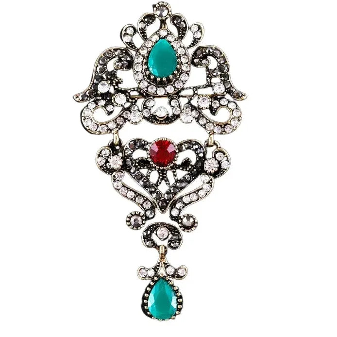 Elegant Geometric Hollow Heart Brooch for Women – Stylish Accessory