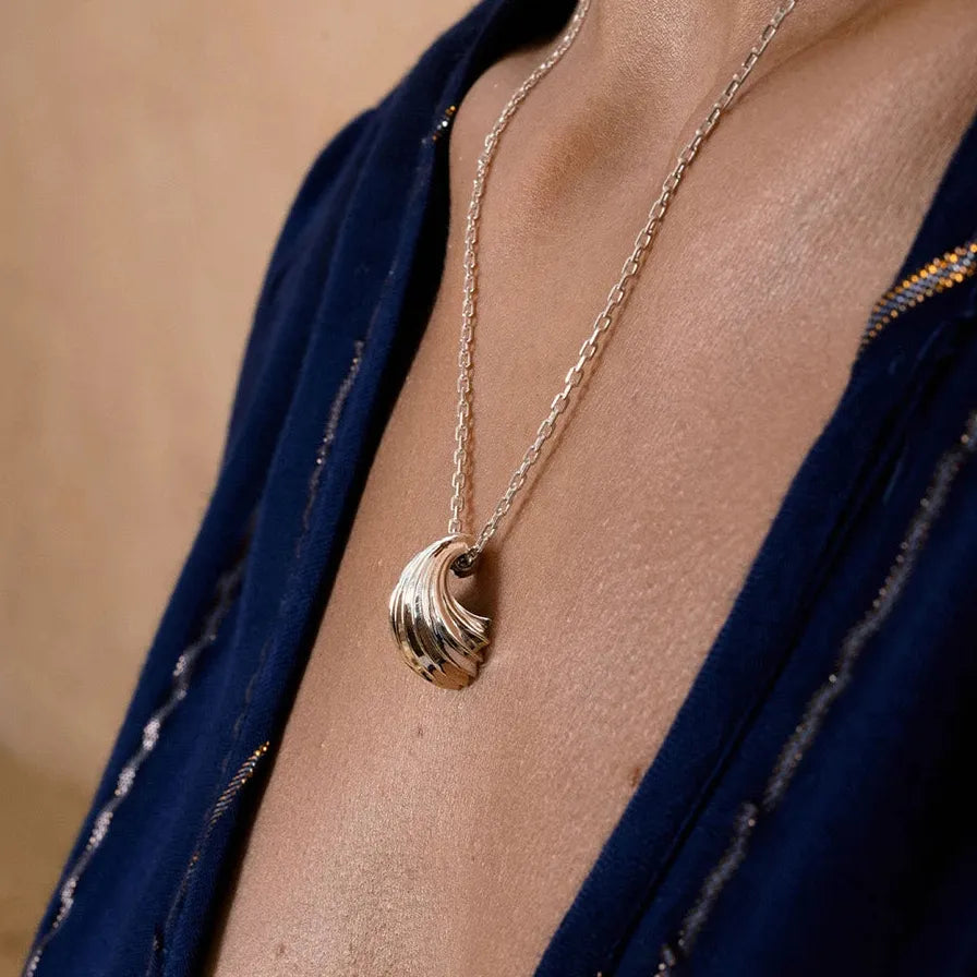 Delicate Striped Shell Necklace Silver Tone Copper Chain Hypoallergenic Women