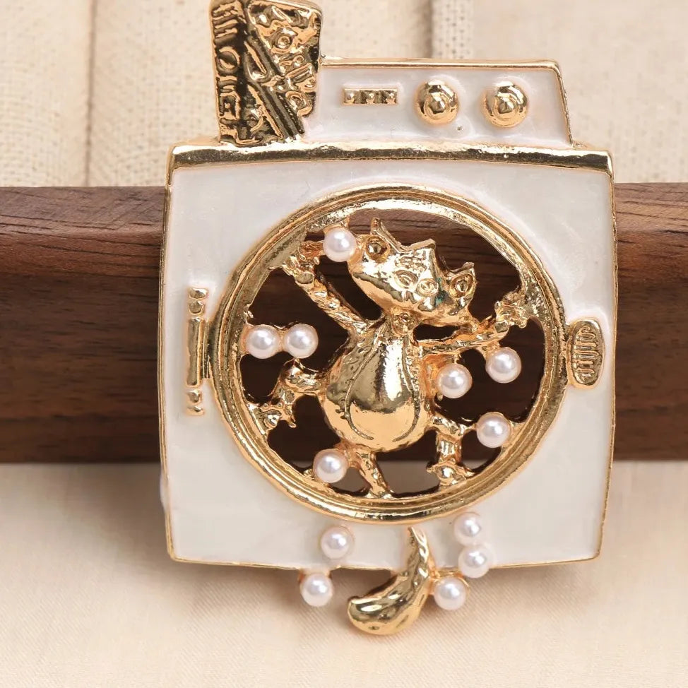 Luxury Openwork Cat Brooch Classic Style Jewelry Gift for Men Women