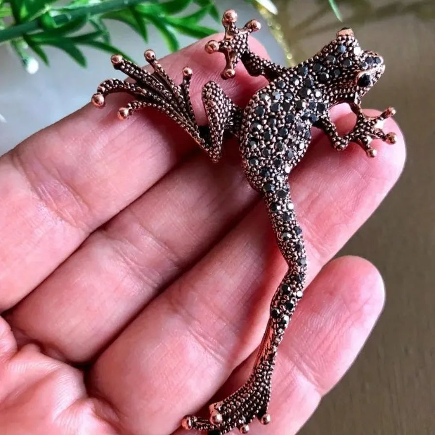 Vintage Luxury Frog Brooch Pin for Men & Women – Elegant Accessory
