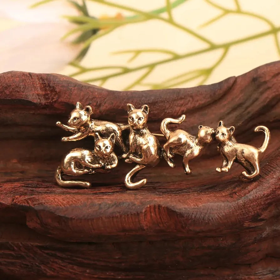 Vintage Luxury Cat Brooch Pin Elegant Classic Style Accessory for Women