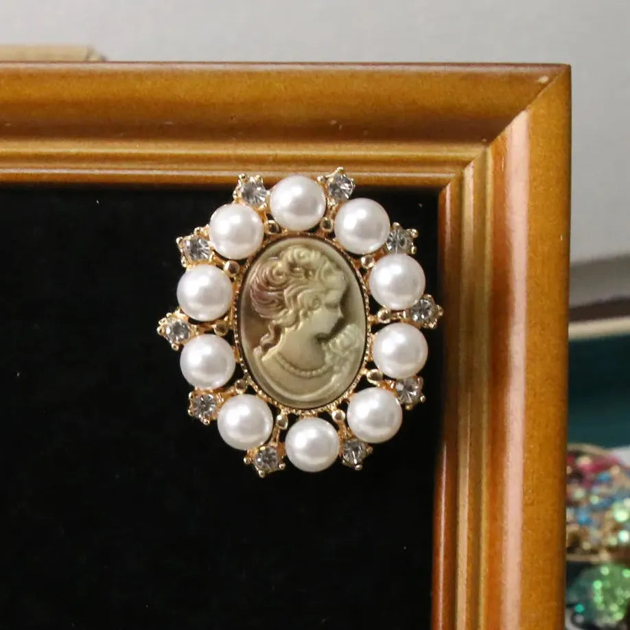 Luxury Classic Brooch for Men and Women Elegant Gift Accessory