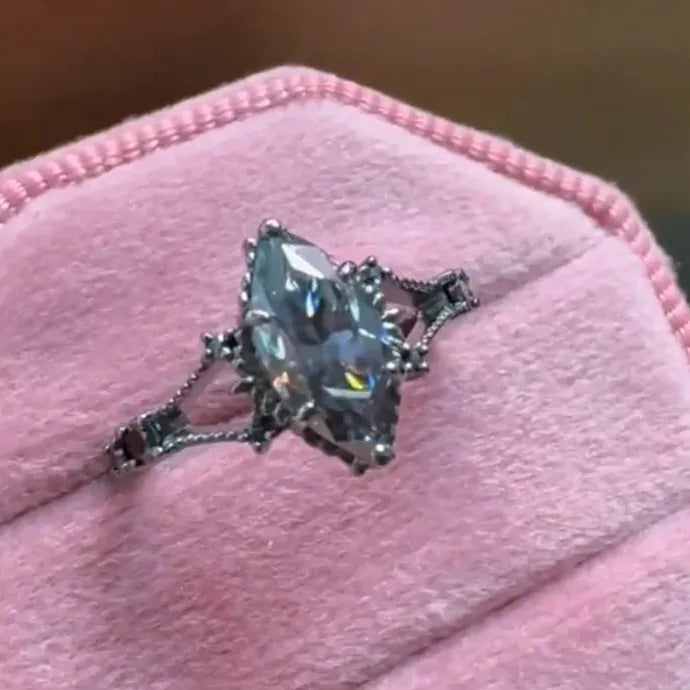 Luxury Retro Gun Plated Black Zinc Alloy Ring with Micro Set Zircon for Women